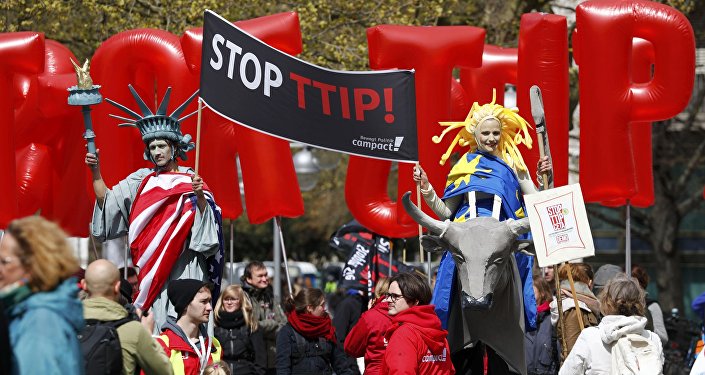 Protesters depicting Statue of Liberty (L) and Europa on the bull take part in a demonstration against Transatlantic Trade and Investment Partnership (TTIP) free trade agreement ahead of U.S. President Barack Obama's visit in Hannover, Germany April 23, 2016 Protesters depicting Statue of Liberty (L) and Europa on the bull take part in a demonstration against Transatlantic Trade and Investment Partnership (TTIP) free trade agreement ahead of U.S. President Barack Obama's visit in Hannover, Germany April 23, 2016