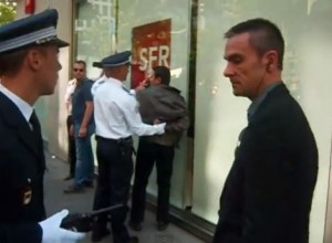 VIDÉO | Il crie «&nbsp;Hollande dictateur !&nbsp;» et se fait arrêter sur les Champs le 14 juillet