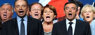 UMP : Jean-François Copé, François Fillon, Nadime Morano... chantent la Marseillaise de bon 'chœur' lors de la clôture du campus UMP à Marseille, en septembre 2011. Photo AFP