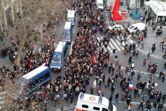 Des cars de police sont applaudis place de la République, le 11&nbsp;janvier.