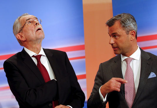 Le candidat écologiste Alexander Van der Bellen et celui du parti d’extrême droite FPÖ&nbsp;Norbert Hofer à Vienne, le 24 avril 2016.