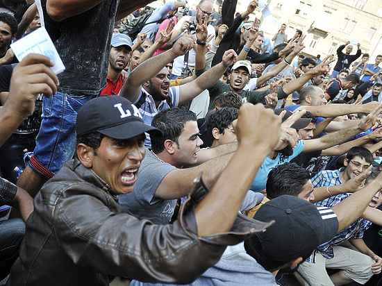 Migrants désespérés ou combattants organisés ?