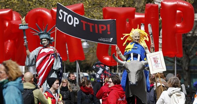Protesters depicting Statue of Liberty (L) and Europa on the bull take part in a demonstration against Transatlantic Trade and Investment Partnership (TTIP) free trade agreement ahead of U.S. President Barack Obama's visit in Hannover, Germany April 23, 2016