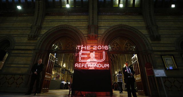 Security guards stand guard at the doors of the announcement hall in Manchester Town Hall , northwest England on June 23, 2016 Security guards stand guard at the doors of the announcement hall in Manchester Town Hall , northwest England on June 23, 2016