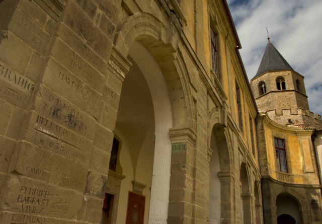 Cour des Rouge de l’Abbaye-école de Sorèze érigée au pied de la Montagne Noire près de la rivière du Sor © Donatien Rousseau